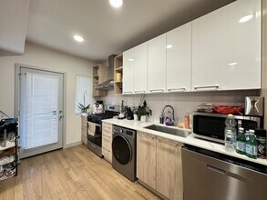 2435 W Walton St, Unit 2 in Chicago, IL - Building Photo - Building Photo
