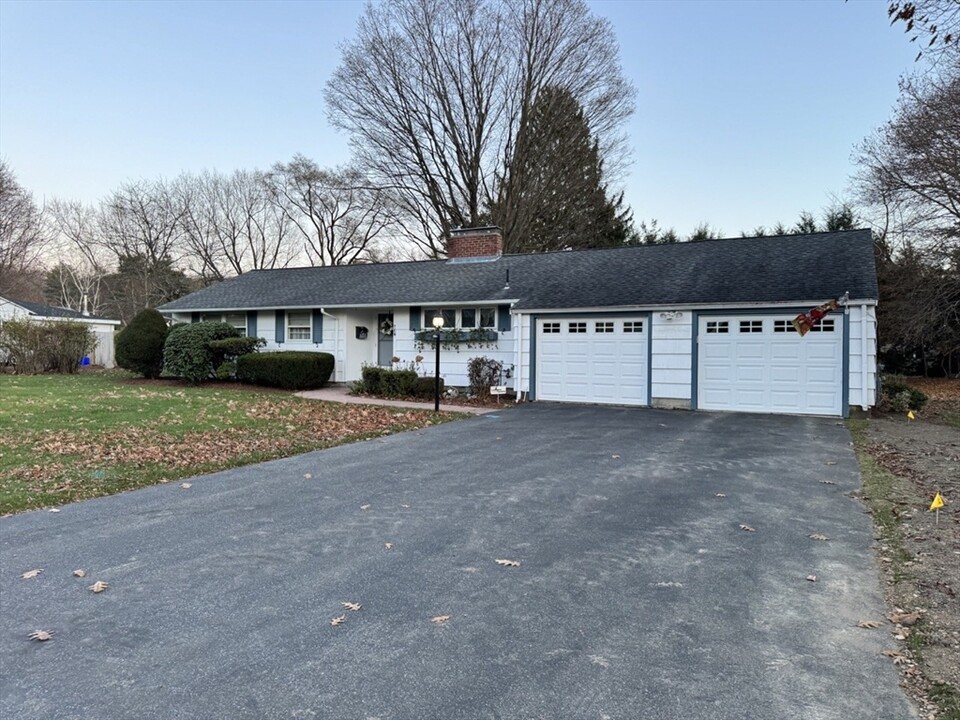 10 Appletree Ln in Lexington, MA - Building Photo