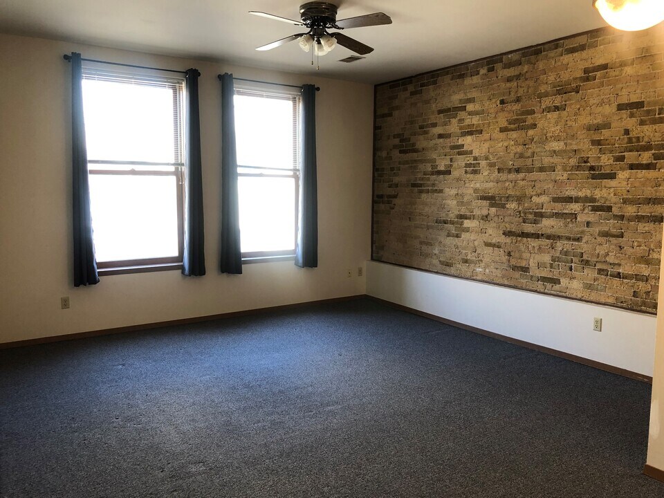 103 High Ave, Unit Apartment A in Oshkosh, WI - Building Photo