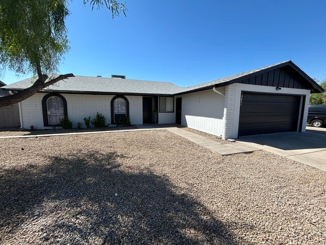 5651 W Sunnyslope Ln in Glendale, AZ - Foto de edificio - Building Photo