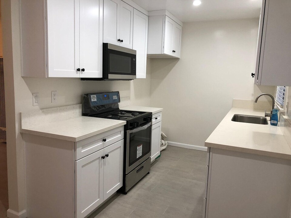 11216 Tiara St, Unit 020 in Los Angeles, CA - Building Photo