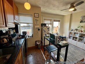 108 Myrtle St, Unit 18 in Boston, MA - Foto de edificio - Building Photo