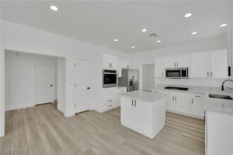 9205 Spruce Mountain Way in Las Vegas, NV - Building Photo - Building Photo