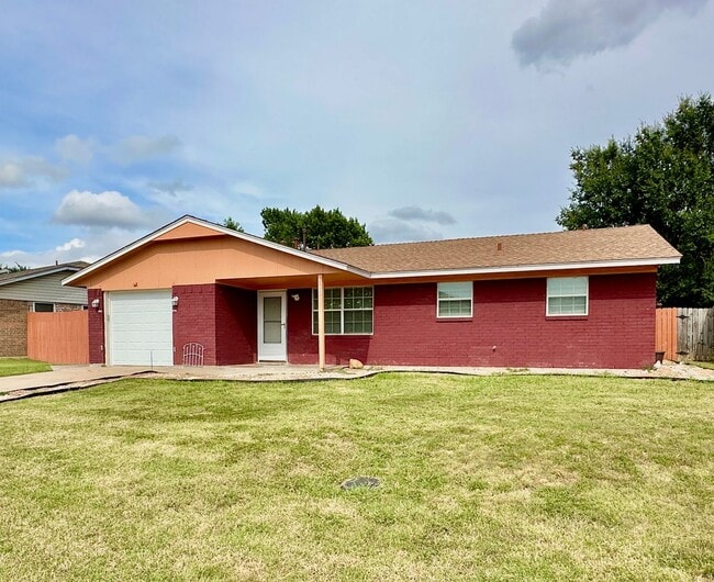110 SE Tattershall Way in Lawton, OK - Building Photo - Building Photo