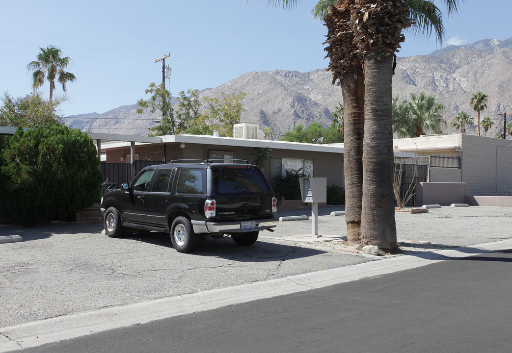 525 E Cottonwood Rd in Palm Springs, CA - Building Photo