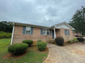 135 Hunter's Run Rd in Athens, GA - Building Photo