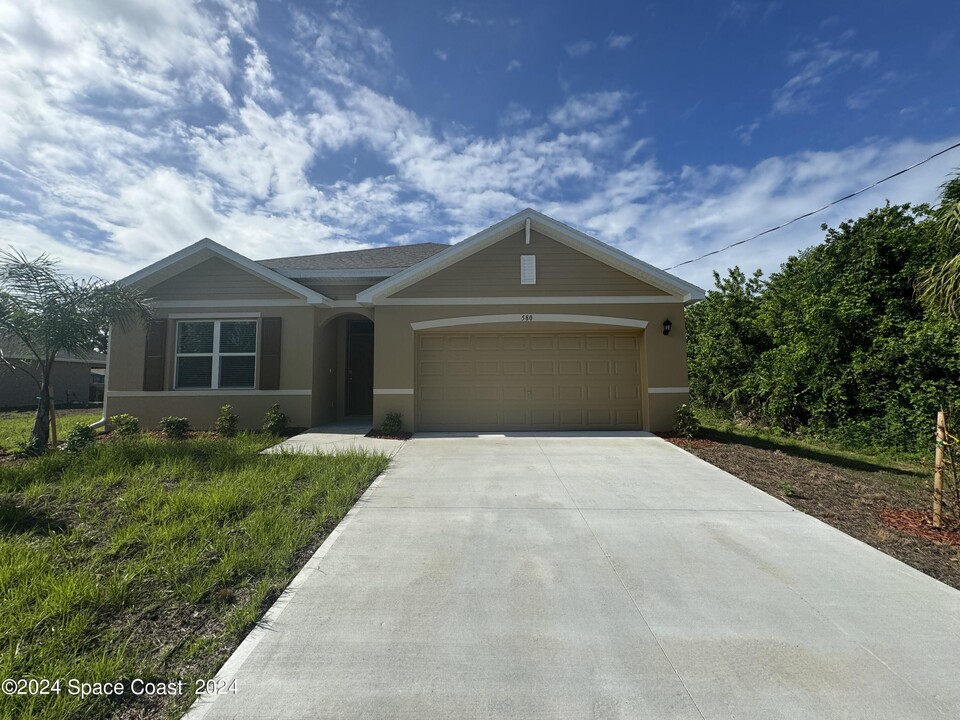 580 Fitchburg St SW in Palm Bay, FL - Building Photo