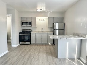 1721 E Roosevelt Rd in Wheaton, IL - Building Photo - Building Photo