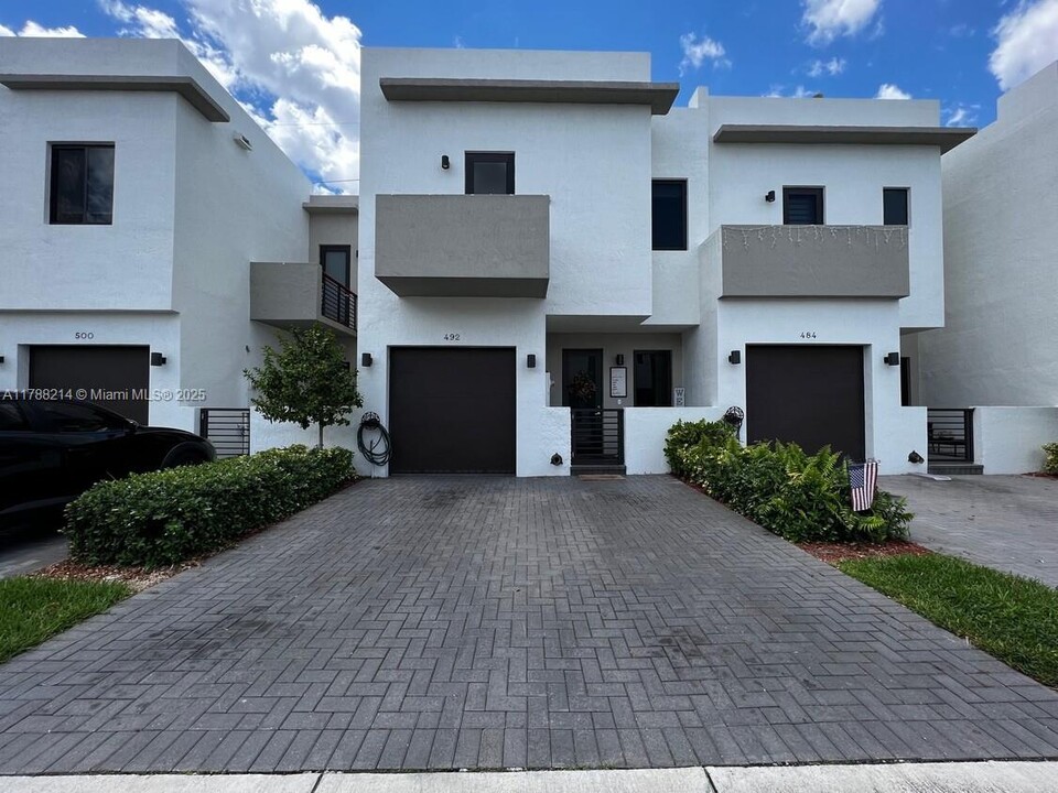 492 SW 91st Pl in Miami, FL - Building Photo