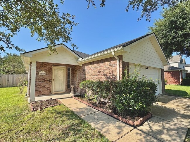 11703 Elizabeth Ct in Pinehurst, TX - Building Photo - Building Photo