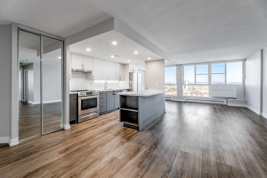 Waterford Tower in Mississauga, ON - Building Photo