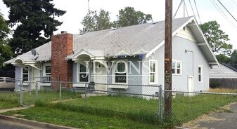 302 W Prasch Ave in Yakima, WA - Building Photo