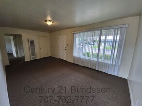 132 Maria Dr in Petaluma, CA - Building Photo - Building Photo