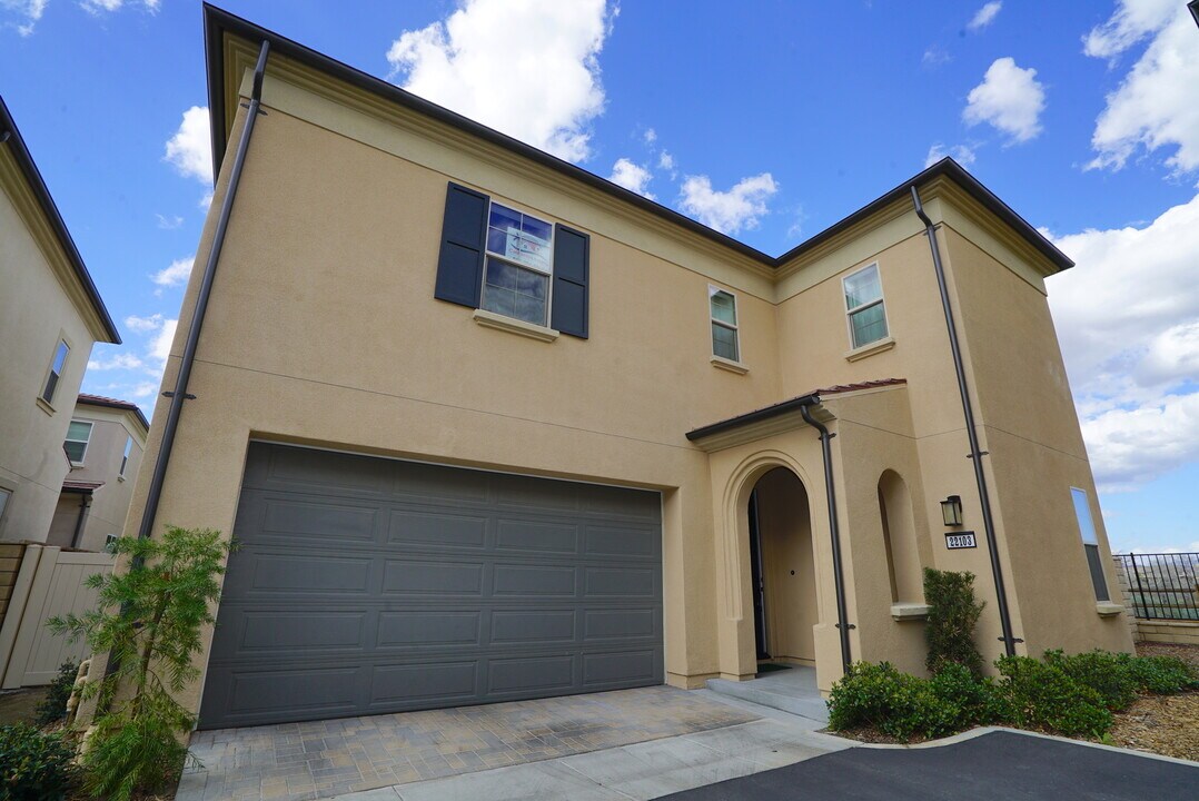 22103 Propello Dr in Santa Clarita, CA - Building Photo