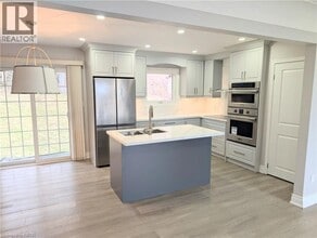 132 Pine Dr in Hamilton, ON - Building Photo - Building Photo