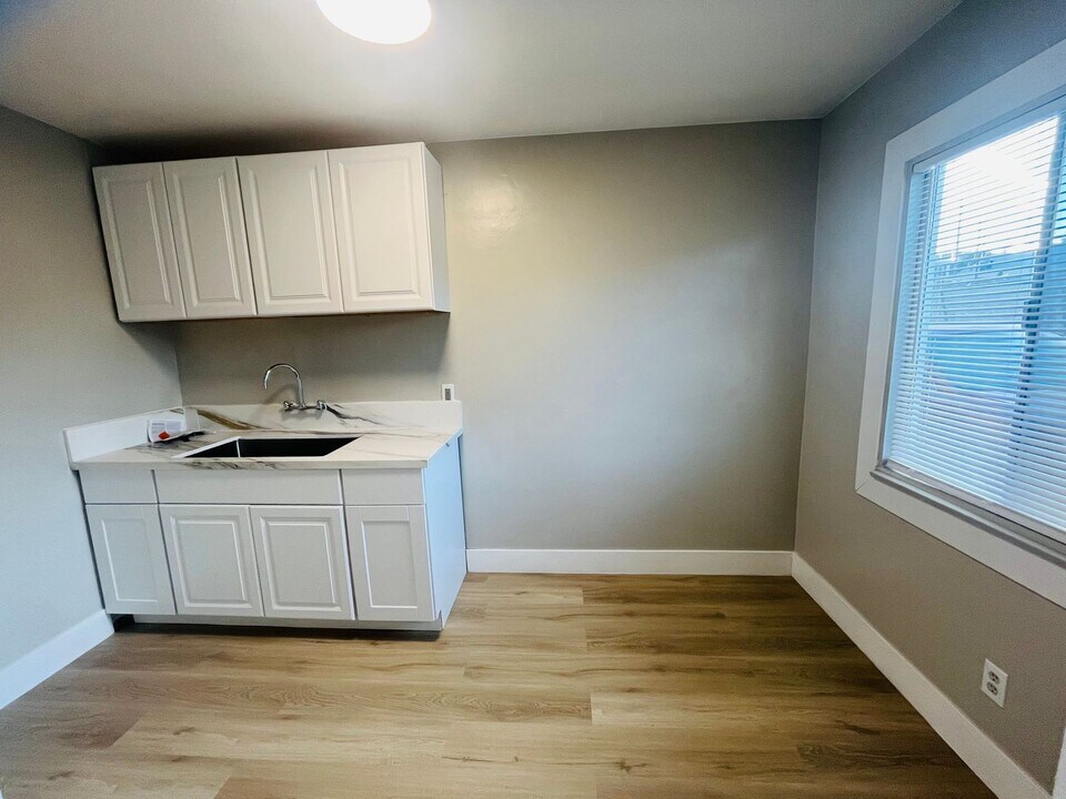 133 W Williams St in Barstow, CA - Building Photo