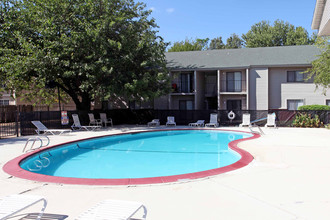 Brentwood Pointe Apartments in Norman, OK - Foto de edificio - Building Photo