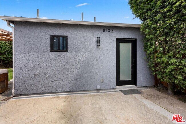8100 Stewart Ave in Los Angeles, CA - Foto de edificio - Building Photo