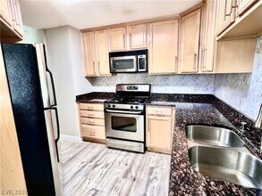 260 E Flamingo Rd, Unit 202 in Las Vegas, NV - Building Photo - Building Photo
