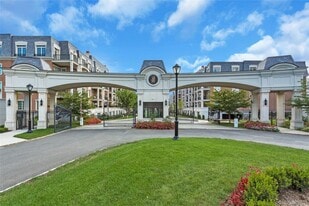 3000 Royal Ct in North Hills, NY - Building Photo