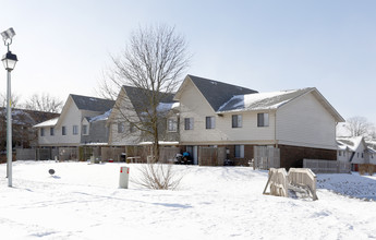 Lake Camelot Apartments in Indianapolis, IN - Foto de edificio - Building Photo