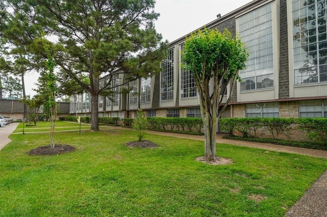 12633 Memorial Dr, Unit 77 in Houston, TX - Foto de edificio - Building Photo