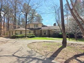 3652 Cambridge Dr SW in Marietta, GA - Building Photo