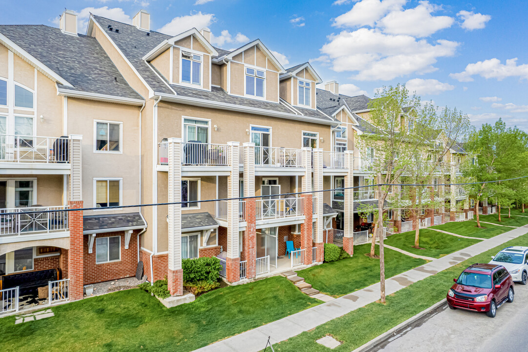 Gateway Marda Loop in Calgary, AB - Building Photo