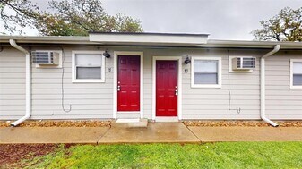 500 Foch St, Unit 13 in Bryan, TX - Building Photo