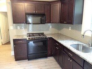 215 Stockton St, Unit 1 in Hightstown, NJ - Building Photo - Building Photo