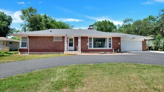 11460 73rd Pl in Burr Ridge, IL - Building Photo