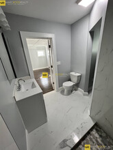12 Lawrence St, Unit 1 in Watertown, MA - Foto de edificio - Building Photo