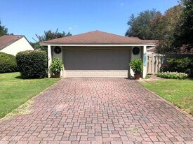 700 Bay Dr in Niceville, FL - Building Photo