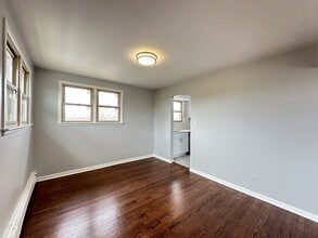 8644 Skokie Blvd, Unit 504 in Skokie, IL - Foto de edificio - Building Photo