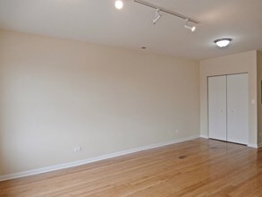3123 W Lawrence Ave, Unit 2 in Chicago, IL - Foto de edificio - Building Photo