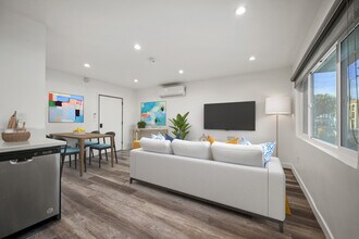 1352 W 36th St, Unit 1 in Los Angeles, CA - Foto de edificio - Building Photo
