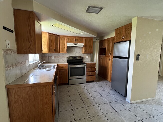 7303 Deerfield Dr in Port Richey, FL - Building Photo - Building Photo