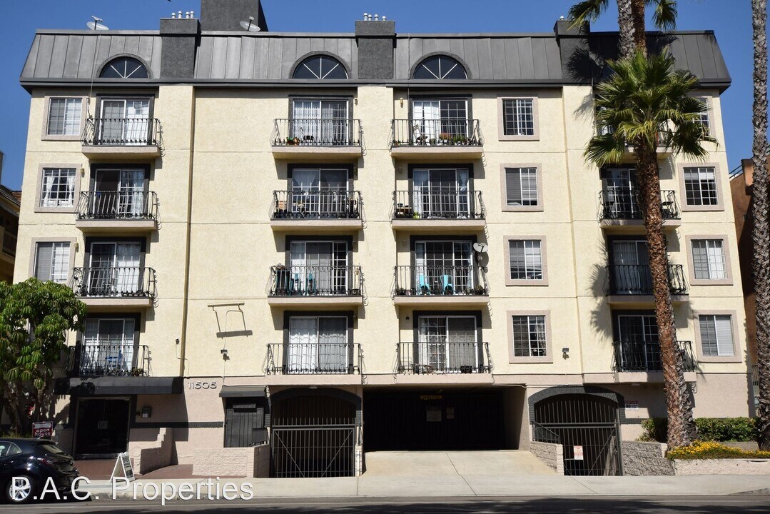 11505 Riverside Dr in Los Angeles, CA - Building Photo