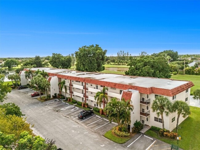 9811 N Hollybrook Lake Dr in Pembroke Pines, FL - Building Photo - Building Photo
