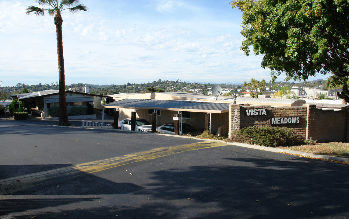 155 Las Flores Dr in San Marcos, CA - Foto de edificio