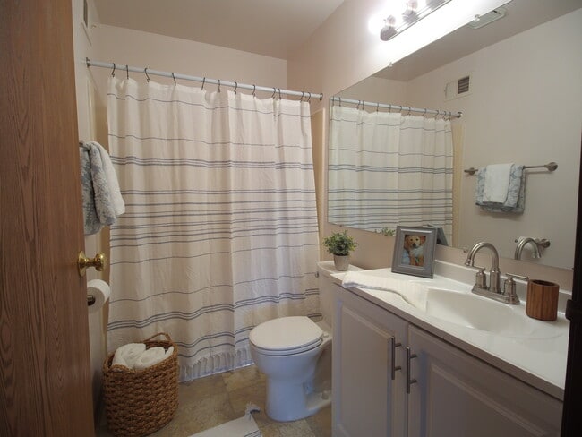 Village Square Townhomes in Menomonee Falls, WI - Building Photo - Building Photo