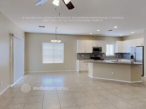 14210 W Hearn Rd in Surprise, AZ - Foto de edificio - Building Photo