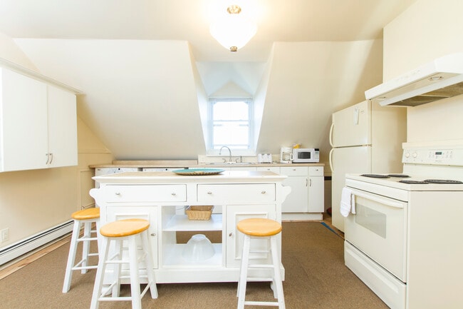 95 Coggeshall Ave, Unit 4