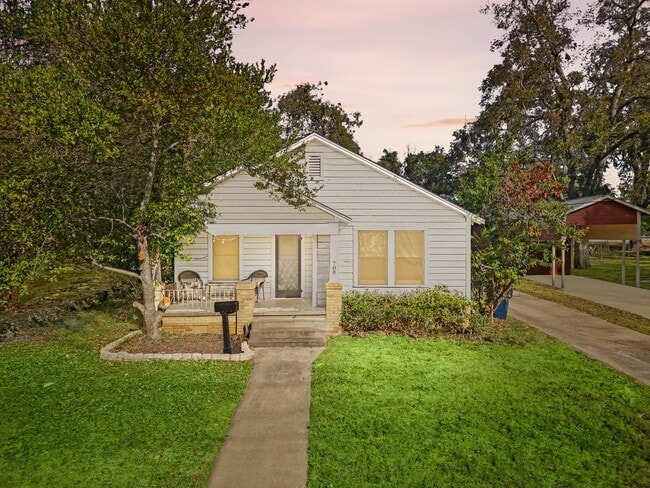 property at 700 W 5th St