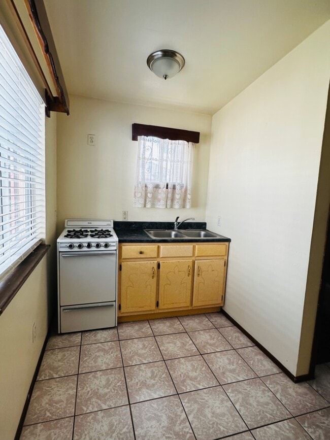 2221 Bassett Ave in El Paso, TX - Building Photo - Building Photo