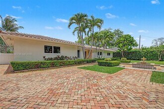 7230 SW 104th St in Miami, FL - Building Photo - Building Photo