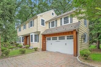 278 Maple St in Haworth, NJ - Foto de edificio - Building Photo