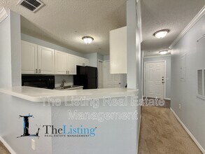 18001 Richmond Pl Dr in Tampa, FL - Building Photo - Building Photo