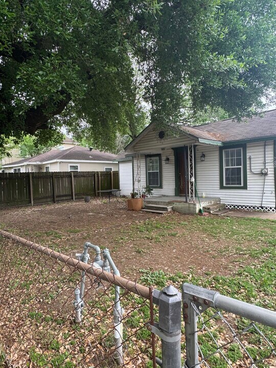 222 Harkness St in Houston, TX - Building Photo