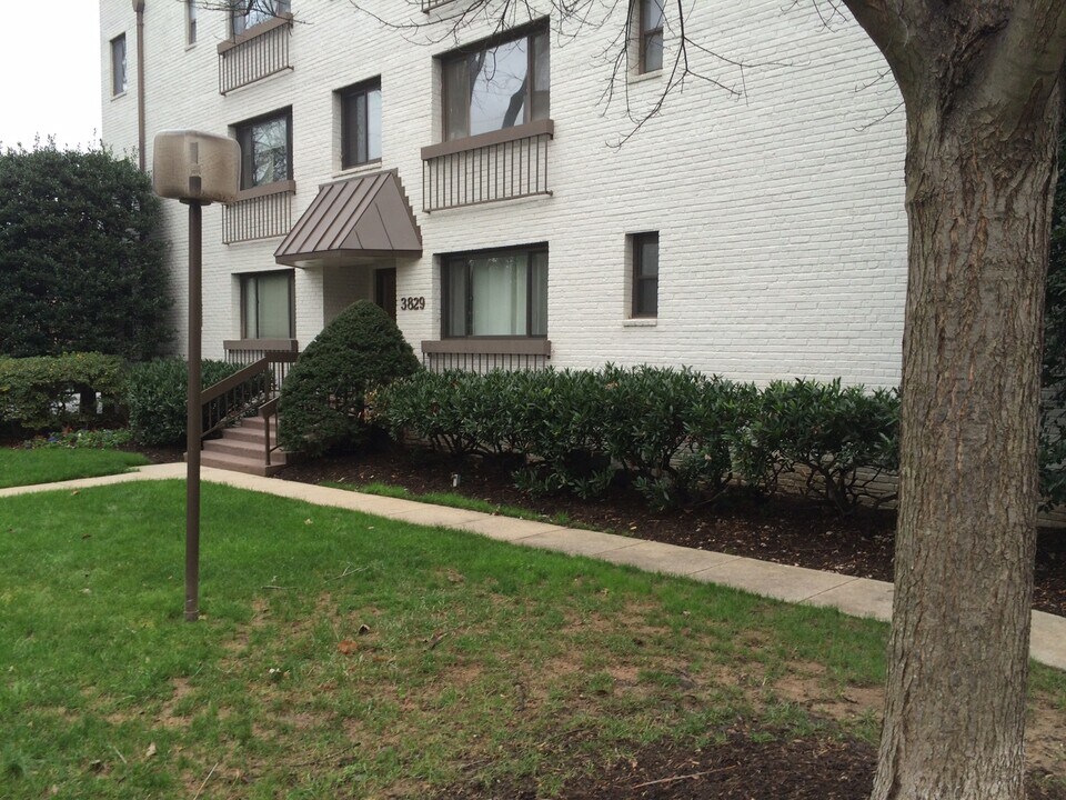 3829 Davis Pl NW in Washington, DC - Building Photo